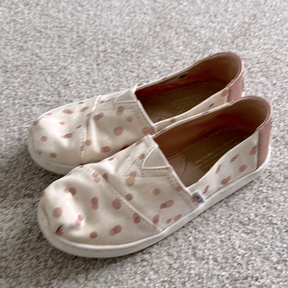 Girls Tom’s shoe-barely used. Size 2.5